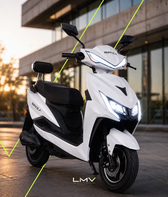 Scooter elétrica BRIZA branca em cenário urbano, com faróis acesos